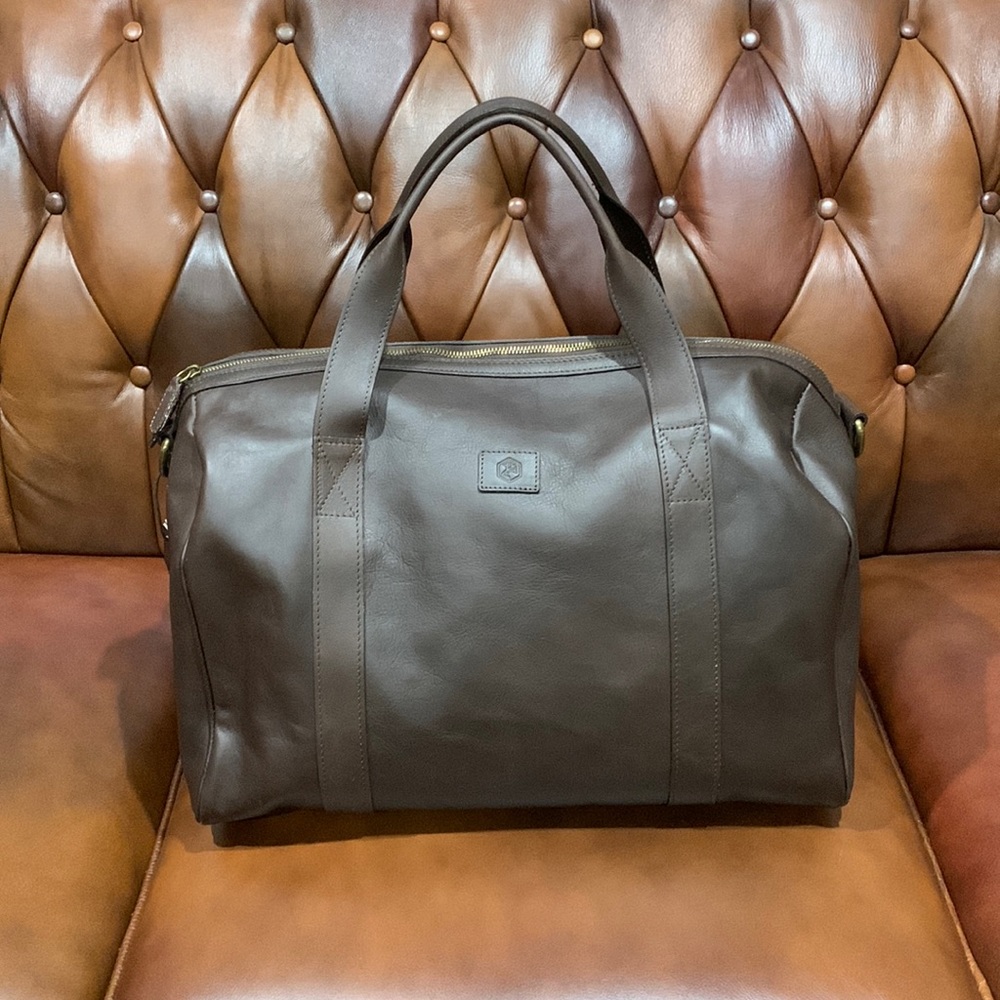 In Pell leather Duffel bag. Color: Brown, Made in Italy